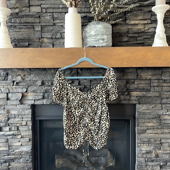 H&M Tops - Beautiful top that can be worn off the shoulders or on the shoulders.